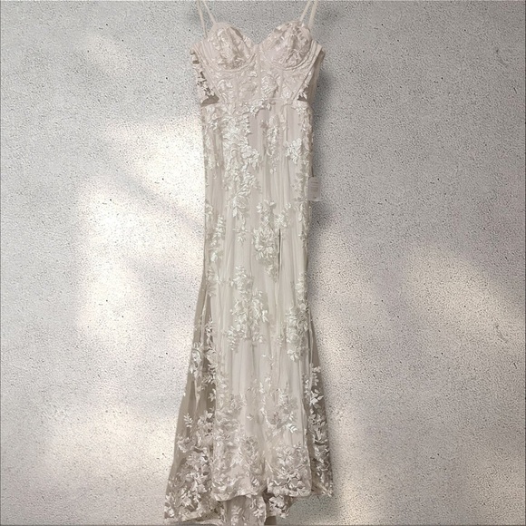 🔆 Lulu's Ethereal Elegance White Embroidered Lace-Up Maxi Dress, Small NWT - Picture 8 of 11